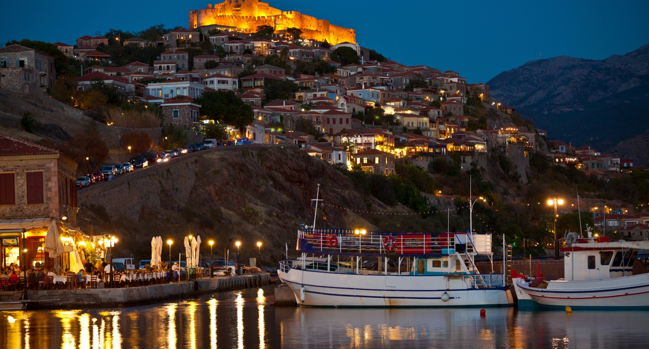 Νυχτερινή άποψη του κάστρου της Μήθυμνας από το λιμάνι